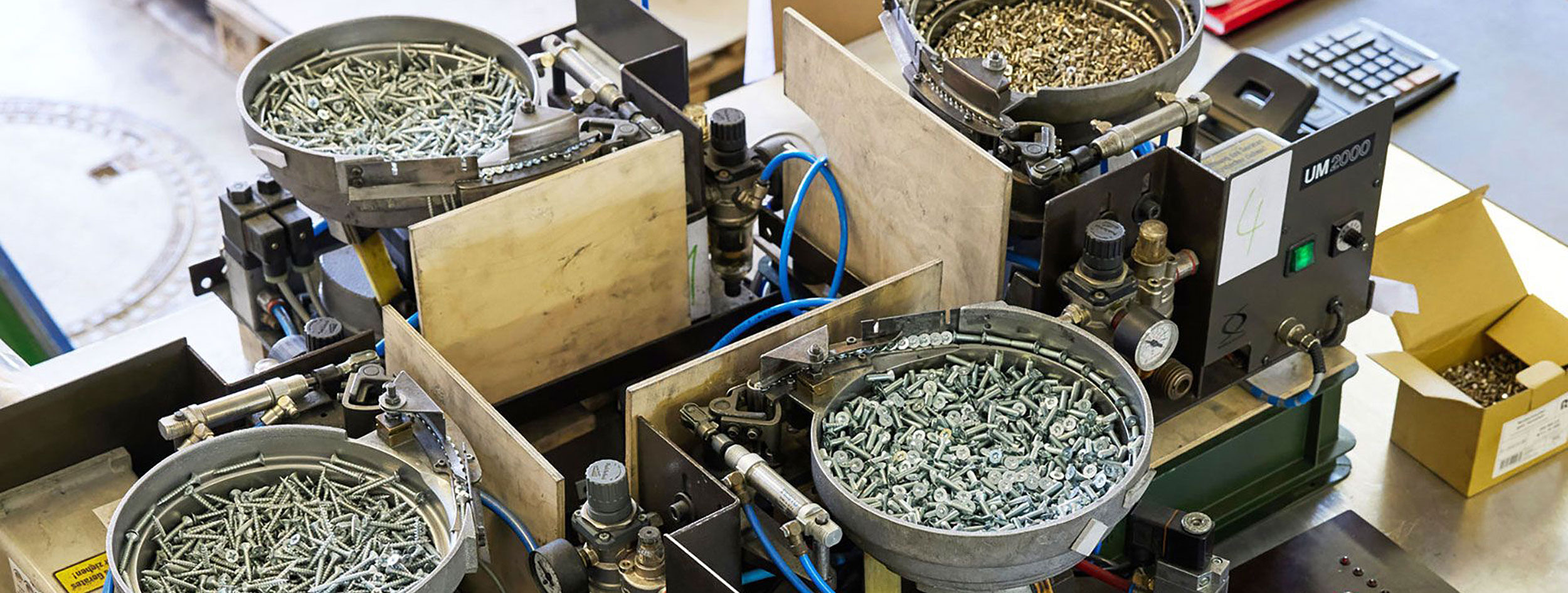 Blick auf mehrere Trichter gef�llt mit Schrauben f�r die Konfektionierung