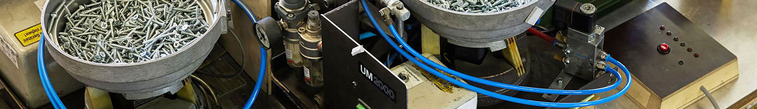 Nahaufnahme eines mit Schrauben gef�llten Trichters f�r die Konfektionierung