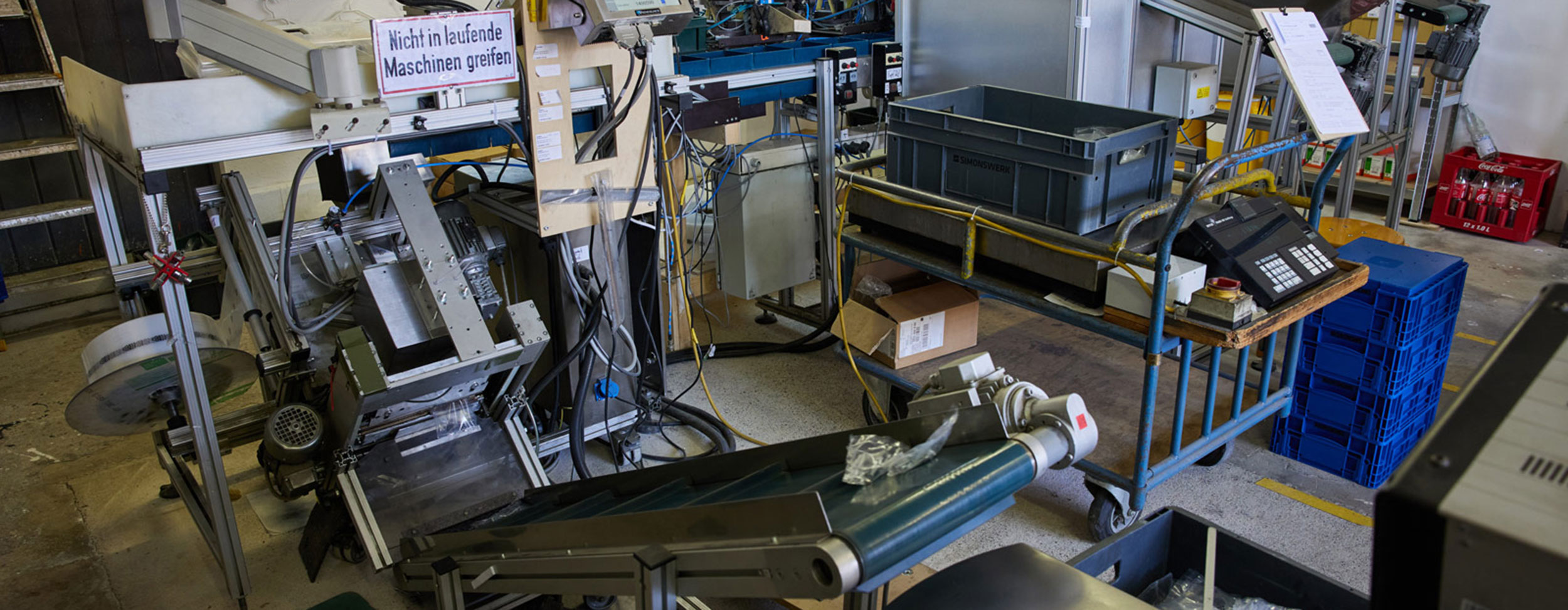 Blick auf eine Taktstrecke zur Konfektionierung von Kleinteilen
