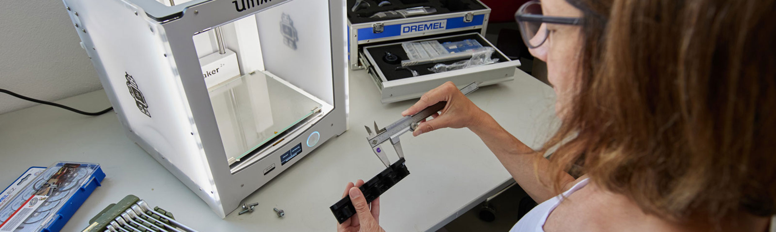 Blick auf einen Einrichtungs- und Messplatz an einem 3D-Drucker