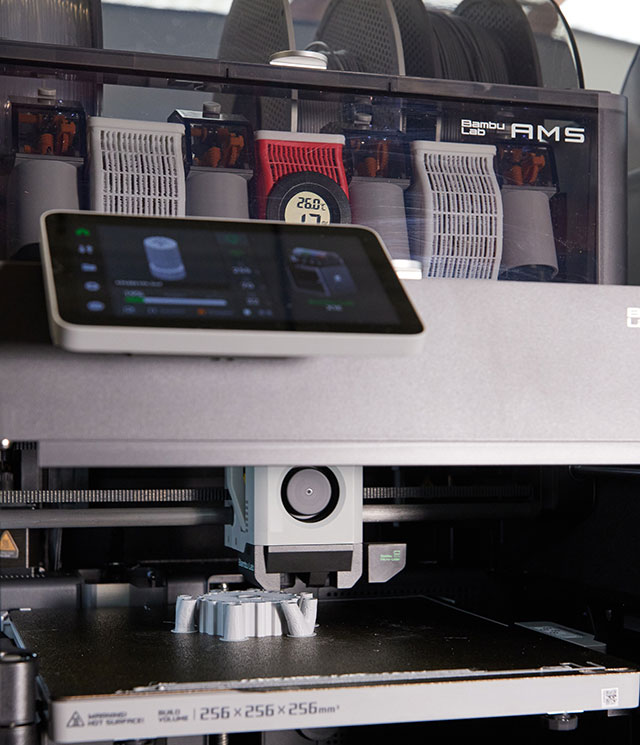 Blick in einen 3-Drucker bei der Fertigung eines Teils