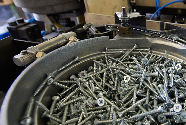 Nahaufnahme von einem Trichter zur Konfektionierung von Schrauben