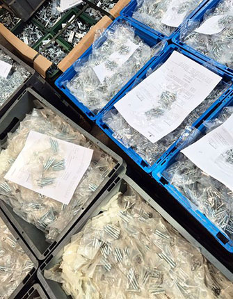 Blick auf mehrere Boxen mit verpackten Kleinteilen