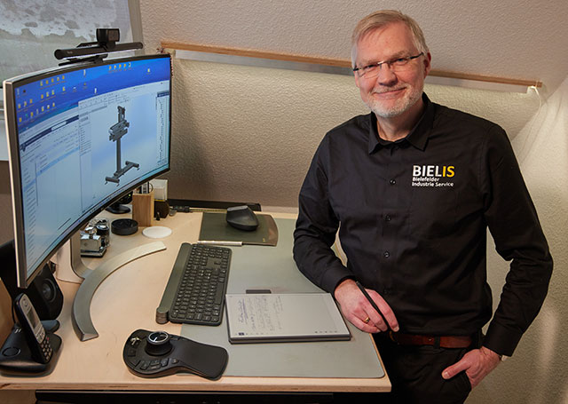 Portr�t Gesch�ftsf�her Andr� Nobbenhuis steht vor Konstruktions-PC