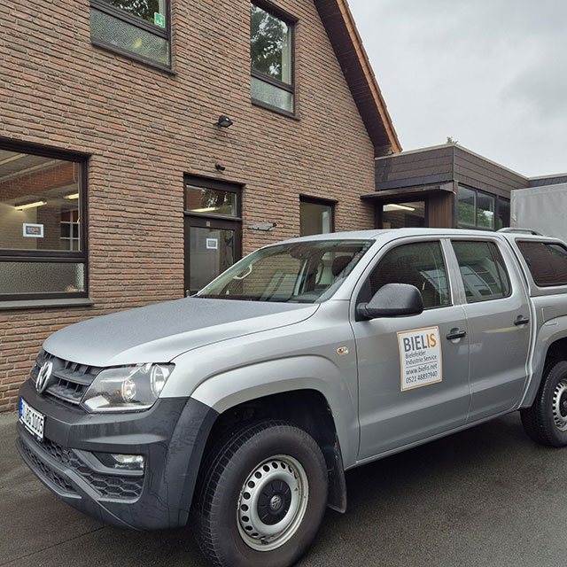 Fahrzeug der Bielis vor der Montagehalle